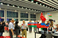 Azərbaycan və Türkiyə jurnalistləri "Bakı Kristal Zalı"nda TRT-nin canlı efirinə qoşulublar (FOTO)