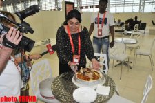 Xarici jurnalistlər "Bakı Kristal Zalı"nda ləvənginin dadına baxıblar (FOTO)