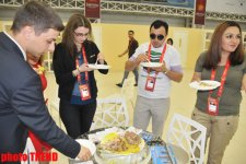 Xarici jurnalistlər "Bakı Kristal Zalı"nda ləvənginin dadına baxıblar (FOTO)