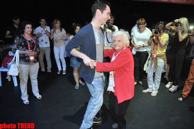 30 "Eurovision" müsabiqəsində iştirak edən Ella Kastner Bakını çox bəyənib (FOTO-VİDEO)