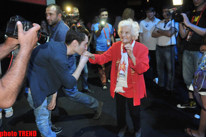 30 "Eurovision" müsabiqəsində iştirak edən Ella Kastner Bakını çox bəyənib (FOTO-VİDEO)