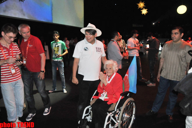 30 "Eurovision" müsabiqəsində iştirak edən Ella Kastner Bakını çox bəyənib (FOTO-VİDEO)