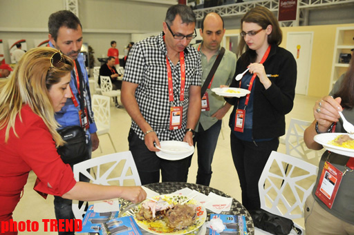 Xarici jurnalistlər "Bakı Kristal Zalı"nda ləvənginin dadına baxıblar (FOTO)
