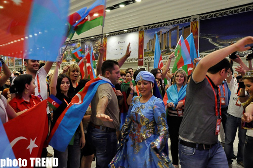"Eurovision 2012"-nin açılışı zamanı "Bakı Kristal Zalı"nda Azərbaycan rəqsləri (FOTO)