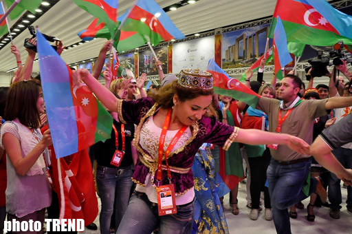 "Eurovision 2012"-nin açılışı zamanı "Bakı Kristal Zalı"nda Azərbaycan rəqsləri (FOTO)