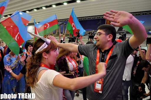 "Eurovision 2012"-nin açılışı zamanı "Bakı Kristal Zalı"nda Azərbaycan rəqsləri (FOTO)