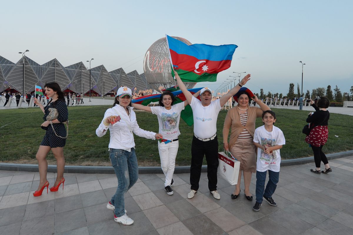 Tamaşaçılar "Bakı Kristal Zalı"nda keçirilən "Eurovision 2012"-nin finalına gəlirlər (FOTOSESSİYA)
