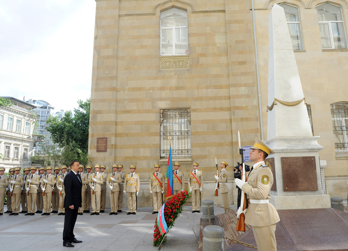 Prezident İlham Əliyev Azərbaycan Xalq Cümhuriyyətinin şərəfinə ucaldılmış abidəni ziyarət edib (FOTO)