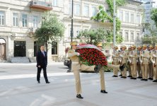 Prezident İlham Əliyev Azərbaycan Xalq Cümhuriyyətinin şərəfinə ucaldılmış abidəni ziyarət edib (FOTO)