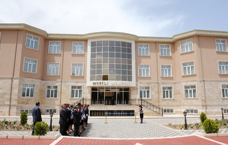 İlham Əliyev Uşaq Musiqi Məktəbinin açılışında iştirak edib, Culfa sərhəd komendantlığında və sərhəd zastavasında aparılan yenidənqurma işləri ilə tanış olub (FOTO)