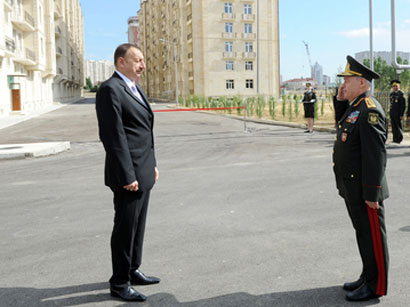 İlham Əliyev Müdafiə Nazirliyinin yeni yaşayış kompleksinin açılışında iştirak edib (FOTO)