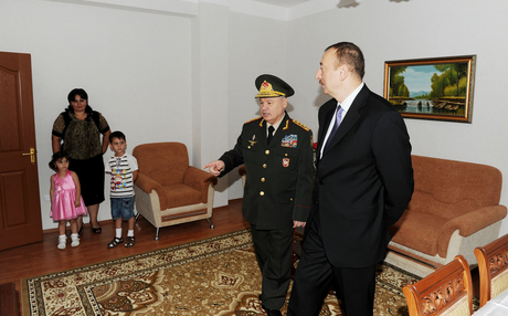 İlham Əliyev Müdafiə Nazirliyinin yeni yaşayış kompleksinin açılışında iştirak edib (FOTO)