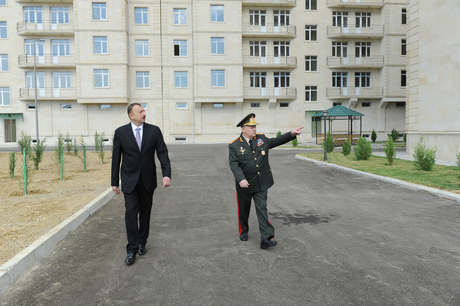 İlham Əliyev Müdafiə Nazirliyinin yeni yaşayış kompleksinin açılışında iştirak edib (FOTO)