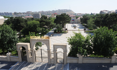 Prezident İlham Əliyev Badamdar qəsəbəsində Heydər Əliyev parkının yenidənqurmadan sonrakı vəziyyəti ilə tanış olub (FOTO)