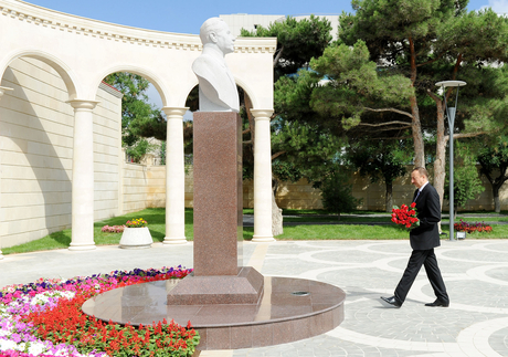 Prezident İlham Əliyev Badamdar qəsəbəsində Heydər Əliyev parkının yenidənqurmadan sonrakı vəziyyəti ilə tanış olub (FOTO)