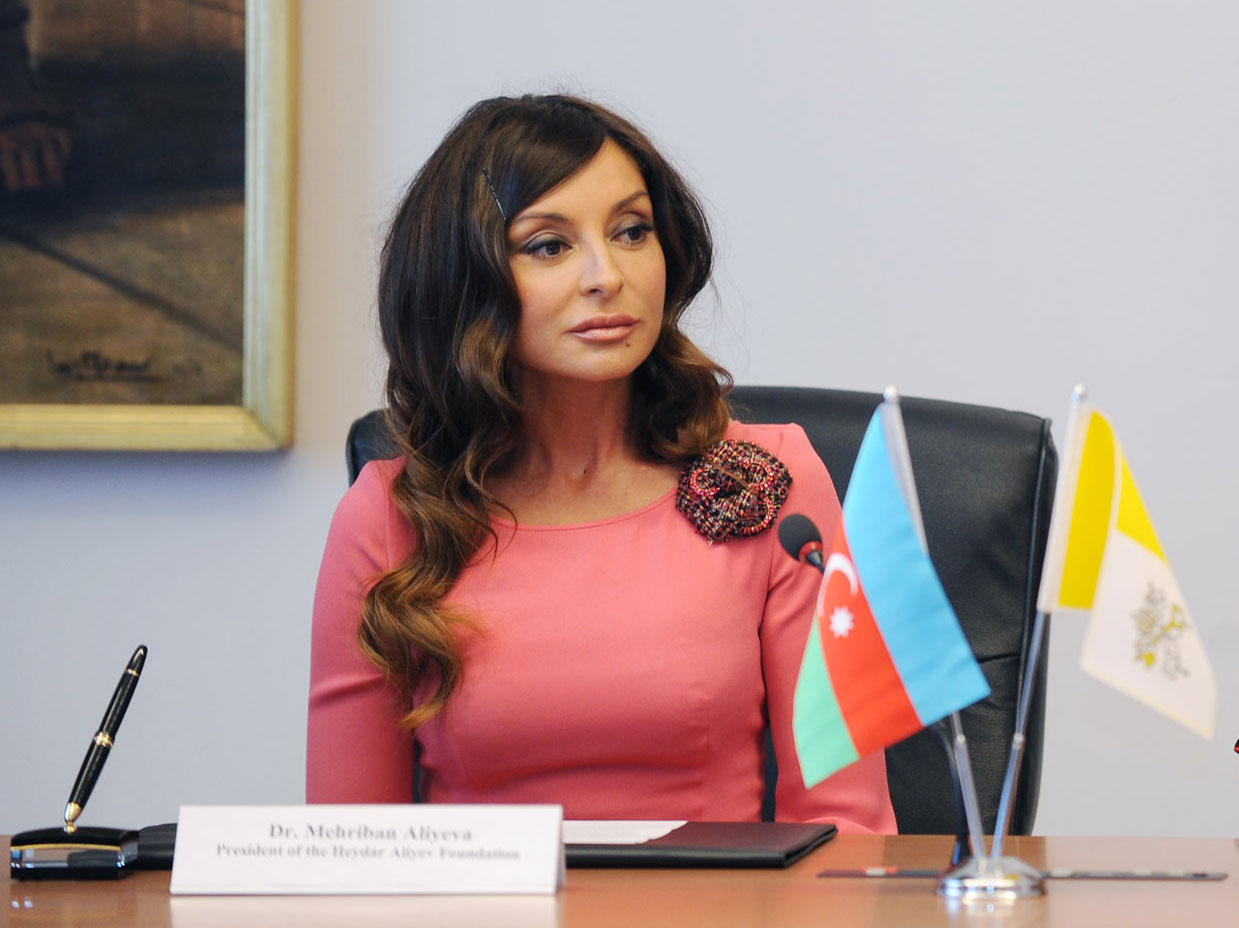 Mehriban xanım Əliyeva: Bütün dövrlərdə Azərbaycanda müxtəlif dinləri təmsil edən insanlar bir ailə kimi yaşayıblar (FOTO)