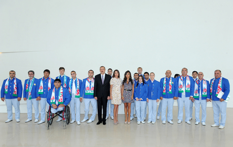 Azərbaycan Prezidenti və xanımı Olimpiya Oyunlarında iştirak edəcək nümayəndə heyətinin yola salınması mərasimində iştirak ediblər (FOTO)