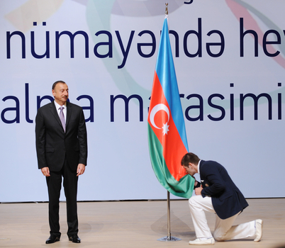Azərbaycan Prezidenti və xanımı Olimpiya Oyunlarında iştirak edəcək nümayəndə heyətinin yola salınması mərasimində iştirak ediblər (FOTO)