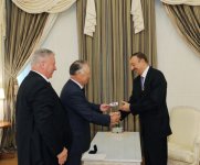 İlham Əliyev Ümum Həmkarlar İttifaqları Konfederasiyasının prezidentini və baş katibini qəbul edib