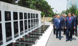 Tacikistan Prezidenti Bakıda Fəxri və Şəhidlər xiyabanlarını ziyarət edib (FOTO)