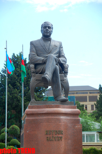 Tarixi yaşadan heykəllər (FOTO)