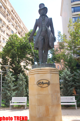 Tarixi yaşadan heykəllər (FOTO)