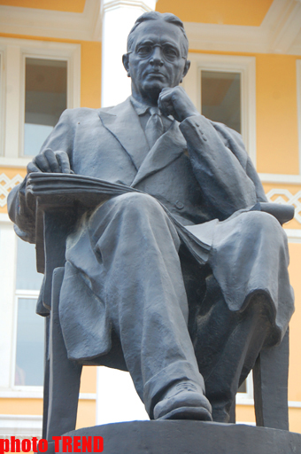 Tarixi yaşadan heykəllər (FOTO)
