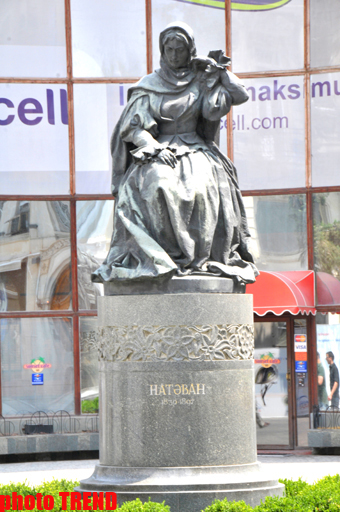 Tarixi yaşadan heykəllər (FOTO)