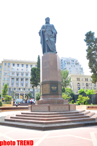 Tarixi yaşadan heykəllər (FOTO)