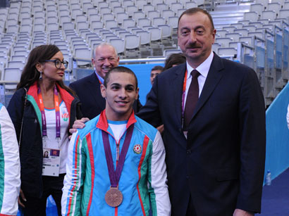 Azərbaycan Prezidenti və xanımı London olimpiadasında ağır atletika üzrə yarışda mübarizə aparan idmançımızın çıxışına baxıblar (FOTO)