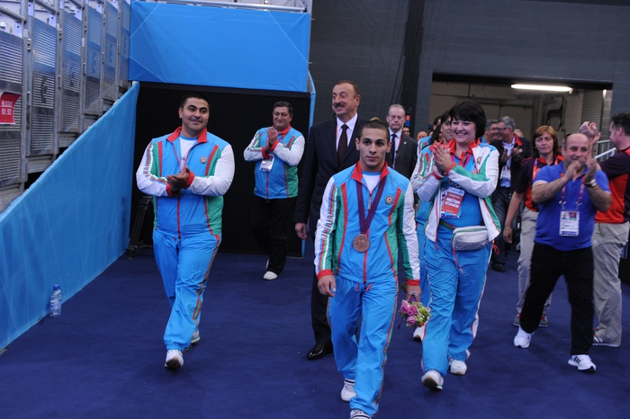 Azərbaycan Prezidenti və xanımı London olimpiadasında ağır atletika üzrə yarışda mübarizə aparan idmançımızın çıxışına baxıblar (FOTO)