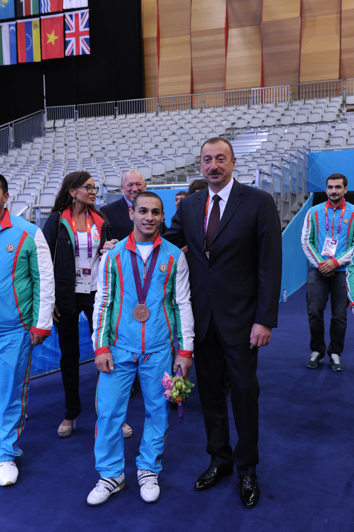 Azərbaycan Prezidenti və xanımı London olimpiadasında ağır atletika üzrə yarışda mübarizə aparan idmançımızın çıxışına baxıblar (FOTO)