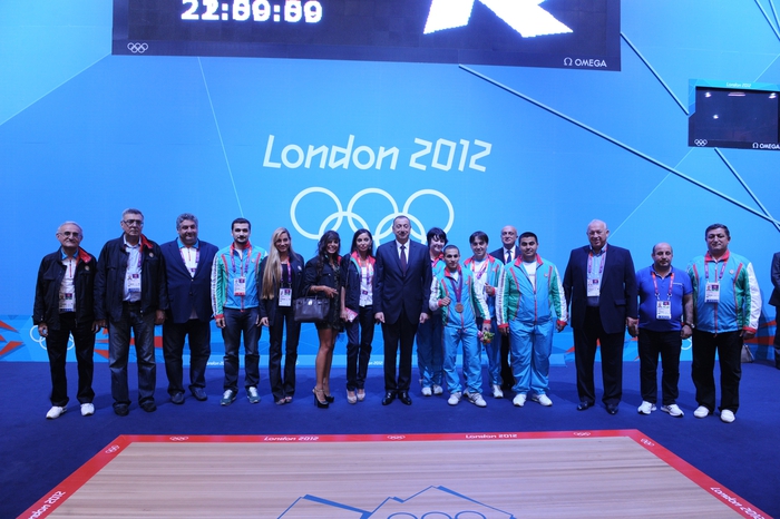 Azərbaycan Prezidenti və xanımı London olimpiadasında ağır atletika üzrə yarışda mübarizə aparan idmançımızın çıxışına baxıblar (FOTO)