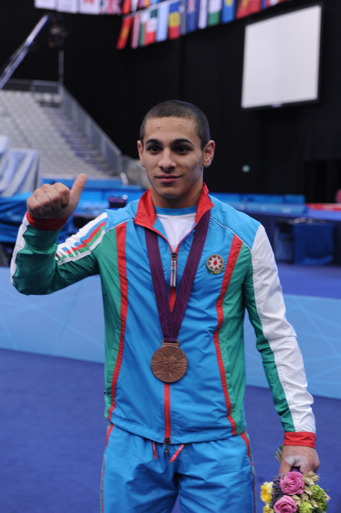 Azərbaycan Prezidenti və xanımı London olimpiadasında ağır atletika üzrə yarışda mübarizə aparan idmançımızın çıxışına baxıblar (FOTO)