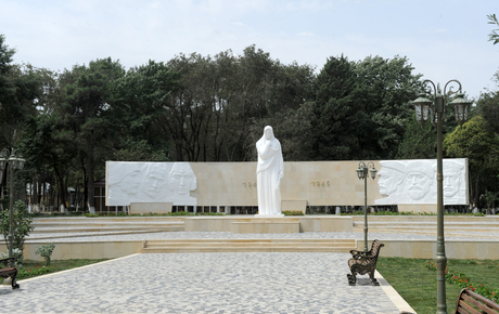 İlham Əliyev Cəlilabad şəhərinin mərkəzindəki istirahət parkında həyata keçirilən yenidənqurma işləri ilə tanış olub (FOTO)
