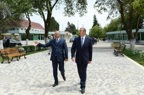 İlham Əliyev Cəlilabad şəhərinin mərkəzindəki istirahət parkında həyata keçirilən yenidənqurma işləri ilə tanış olub (FOTO)