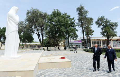 İlham Əliyev Cəlilabad şəhərinin mərkəzindəki istirahət parkında həyata keçirilən yenidənqurma işləri ilə tanış olub (FOTO)