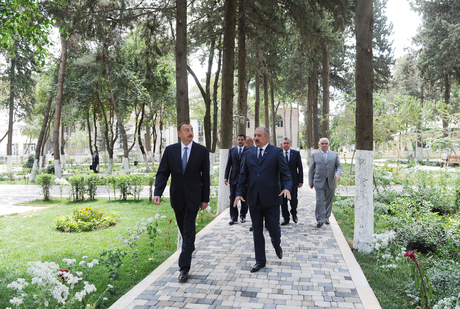İlham Əliyev Cəlilabad şəhərinin mərkəzindəki istirahət parkında həyata keçirilən yenidənqurma işləri ilə tanış olub (FOTO)