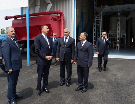 İlham Əliyev "Cəlilabad Broyler" ASC-nin quş əti istehsalı müəssisəsi ilə tanış olub (FOTO)