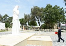 İlham Əliyev Cəlilabad şəhərinin mərkəzindəki istirahət parkında həyata keçirilən yenidənqurma işləri ilə tanış olub (FOTO)