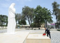 İlham Əliyev Cəlilabad şəhərinin mərkəzindəki istirahət parkında həyata keçirilən yenidənqurma işləri ilə tanış olub (FOTO)