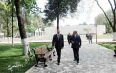 İlham Əliyev Cəlilabad şəhərinin mərkəzindəki istirahət parkında həyata keçirilən yenidənqurma işləri ilə tanış olub (FOTO)