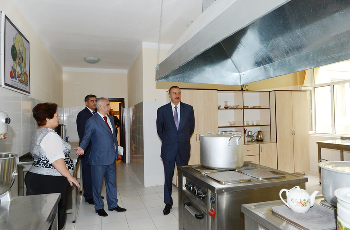 İlham Əliyev 268 nömrəli körpələr evi-uşaq bağçasının əsaslı yenidənqurmadan sonrakı vəziyyəti ilə tanış olub (FOTO)