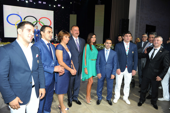 İlham Əliyev London Yay Olimpiya Oyunlarında iştirak etmiş Azərbaycan idmançıları ilə görüşüb (FOTO)