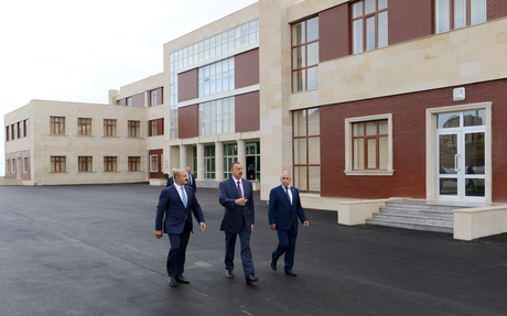 Prezident İlham Əliyev Bakıda yeni inşa olunan orta məktəbin və uşaq bağçasının açılışlarında iştirak edib (FOTO)