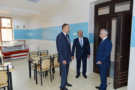 Prezident İlham Əliyev Bakıda yeni inşa olunan orta məktəbin və uşaq bağçasının açılışlarında iştirak edib (FOTO)