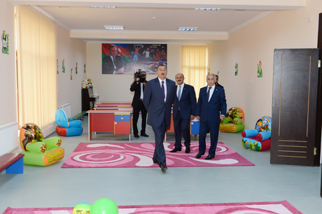 Prezident İlham Əliyev Bakıda yeni inşa olunan orta məktəbin və uşaq bağçasının açılışlarında iştirak edib (FOTO)