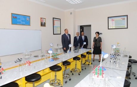 Prezident İlham Əliyev Bakıda yeni inşa olunan orta məktəbin və uşaq bağçasının açılışlarında iştirak edib (FOTO)