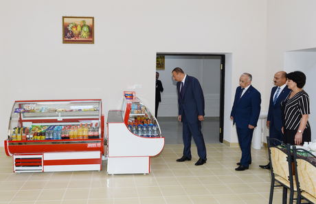 Prezident İlham Əliyev Bakıda yeni inşa olunan orta məktəbin və uşaq bağçasının açılışlarında iştirak edib (FOTO)