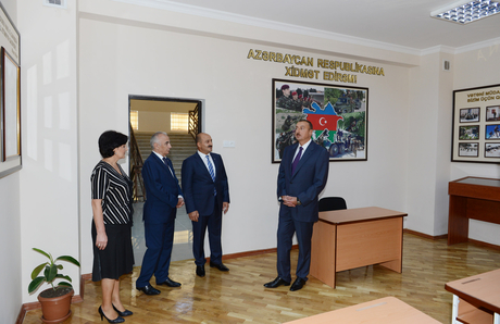 Prezident İlham Əliyev Bakıda yeni inşa olunan orta məktəbin və uşaq bağçasının açılışlarında iştirak edib (FOTO)